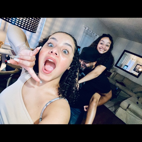 Meet your Posher, Alex - Picture 2 of 8